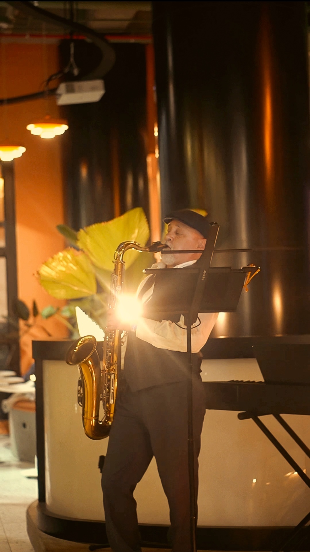 Noche de jazz en vivo con saxofón en Amelier Poblado