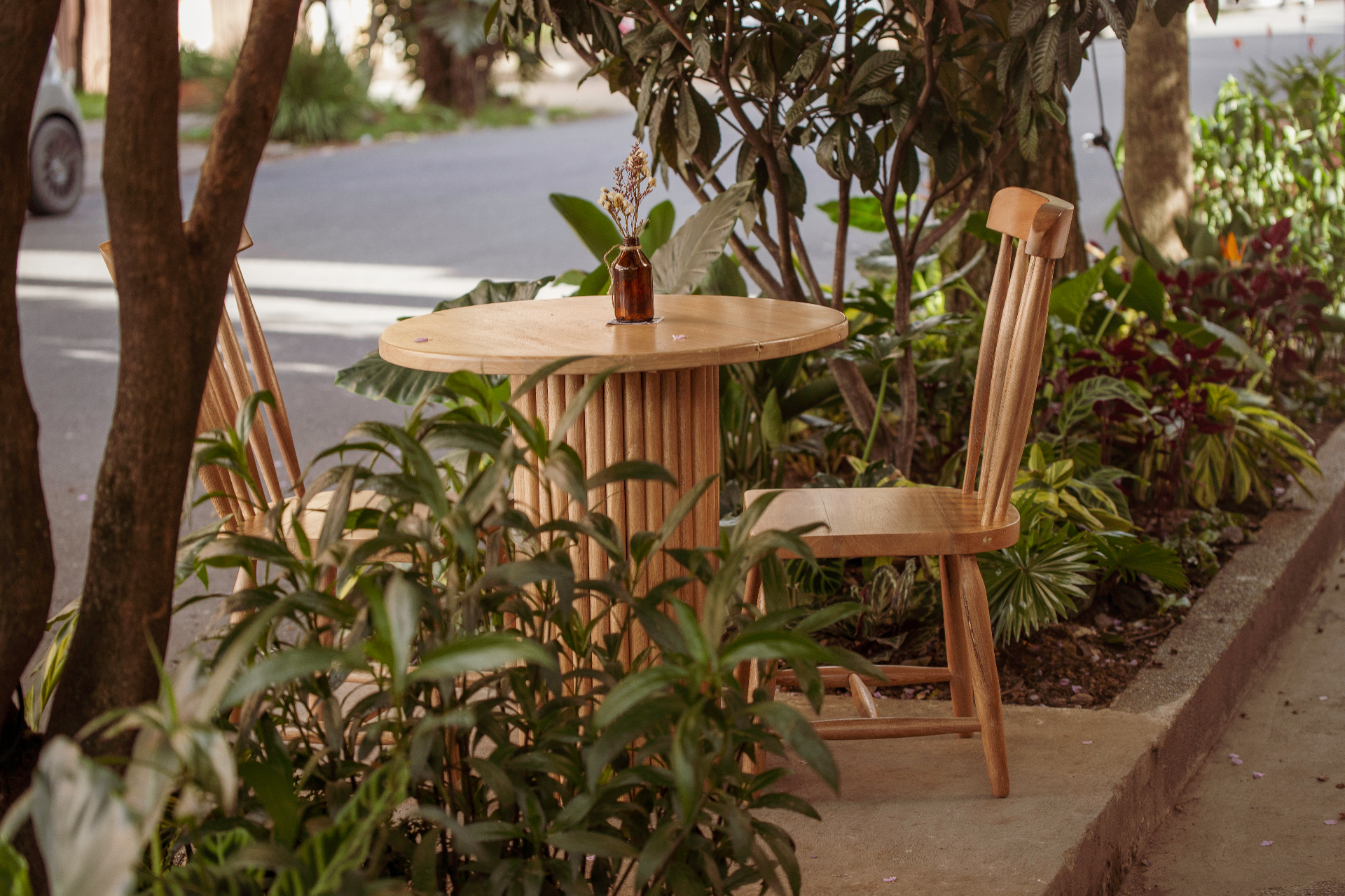 Mesa de madera en el jardín de Amelier Café Medellín