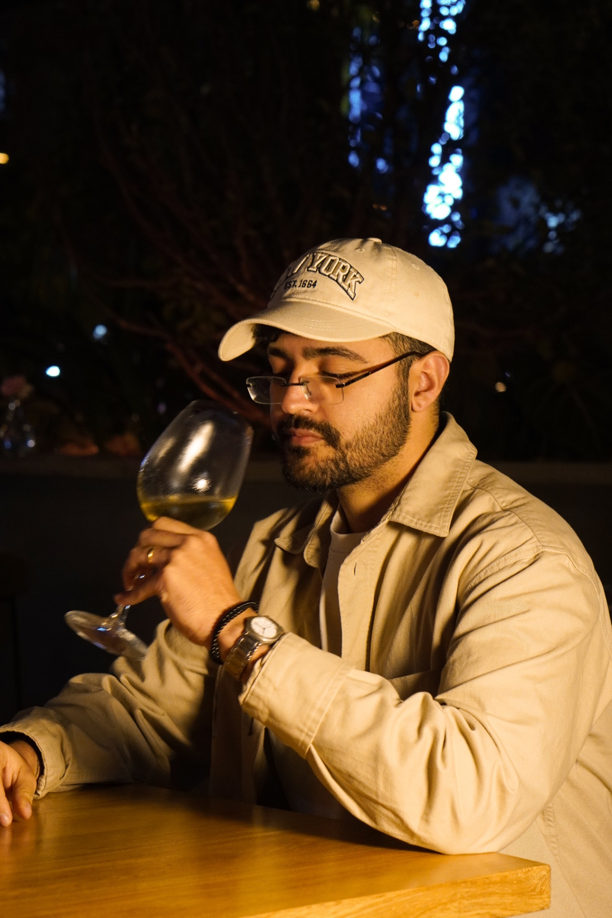 Cata de vino blanco en la noche en Amelier Poblado