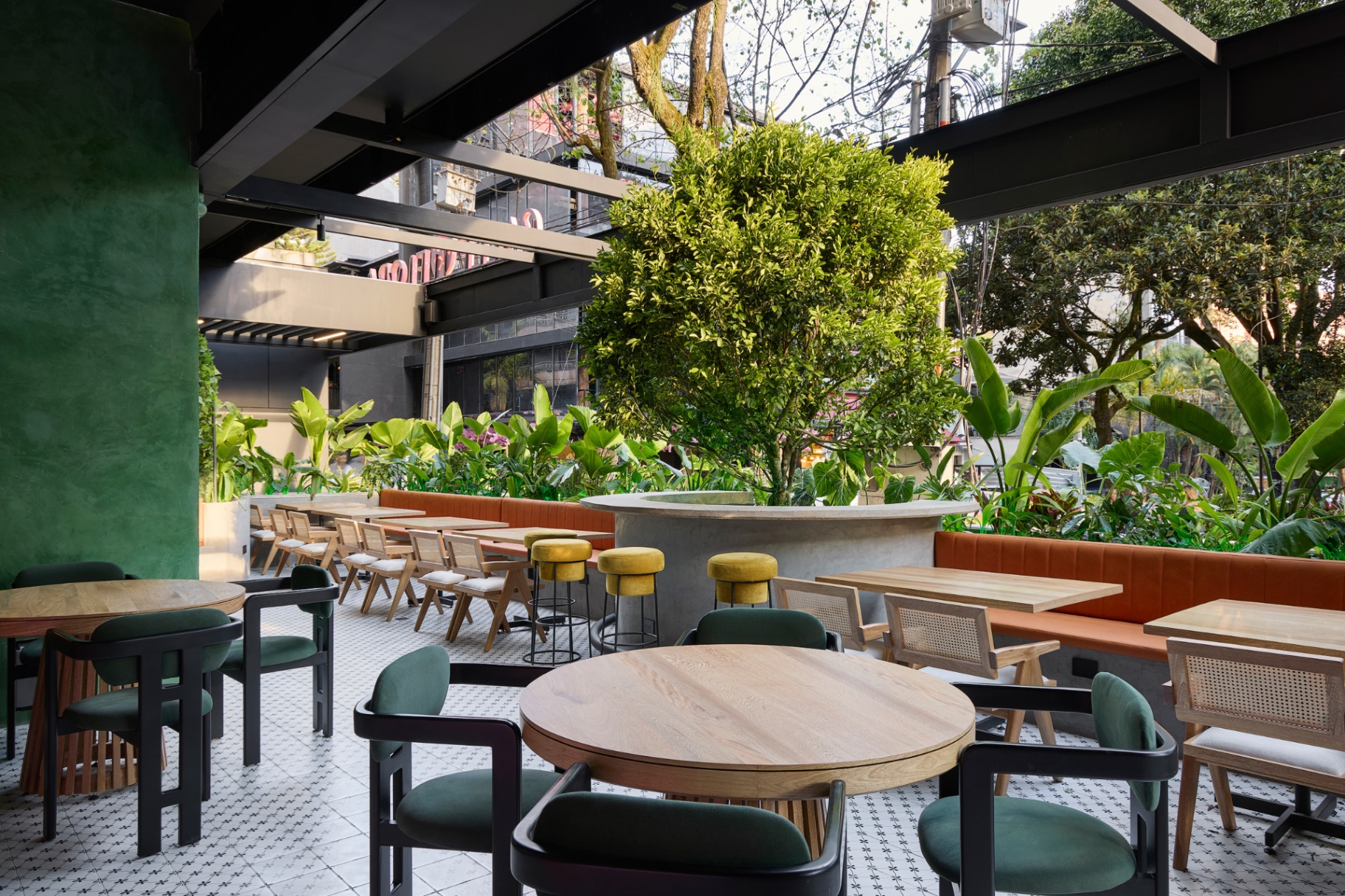 Terraza verde de Amelier Poblado con jardín y sillas de madera